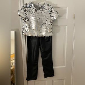 ENDLESS ROSE
Women's Fisheye Sequins Top & Joe’s pants.